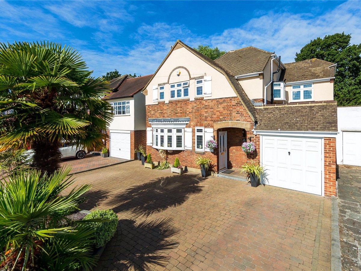 4 bedroom property for sale in Elmhurst Drive, Hornchurch, RM11 Guide