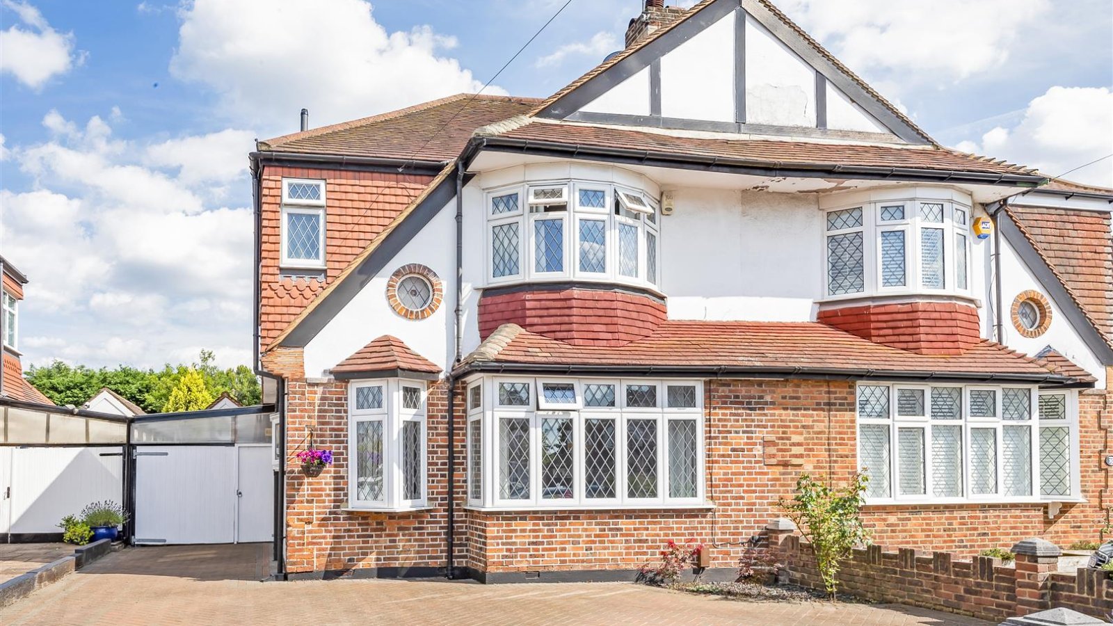6 bedroom property for sale in Bradstock Road, Epsom Offers in excess