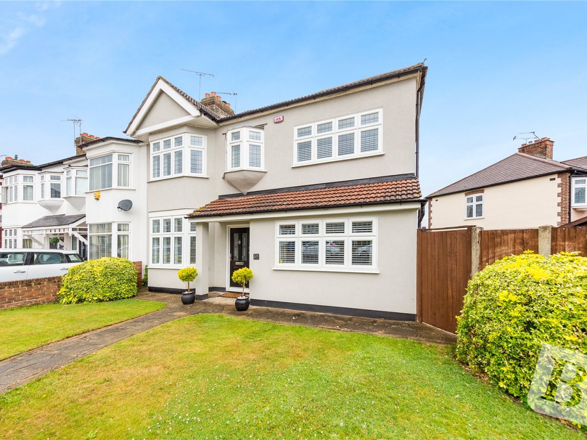 4 bedroom property for sale in Carlton Road, Romford, RM2 £600,000