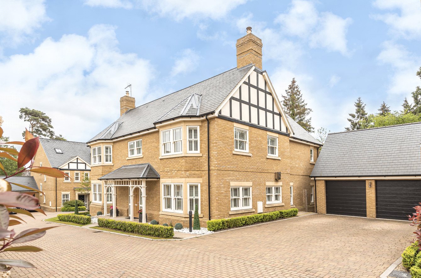 JacksonStops 6 bedroom property for sale in Sandy Court, Woburn