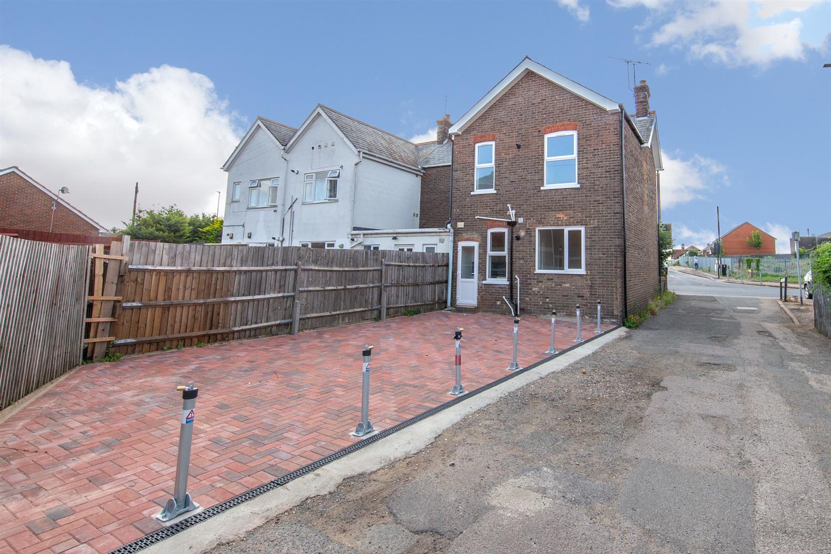 1 bedroom property for sale in Leagrave High Street, Luton