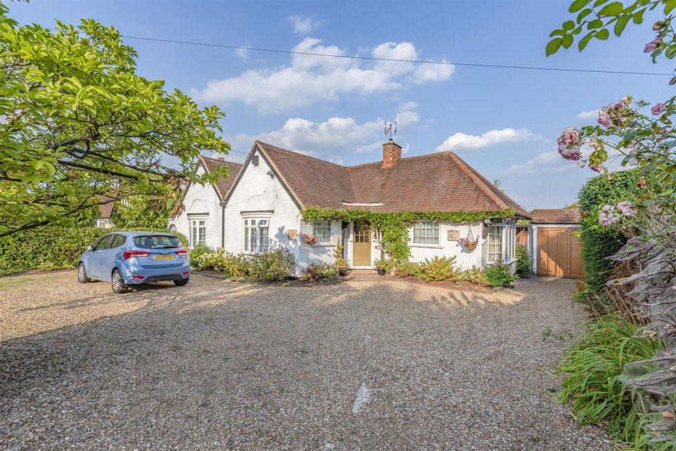 3 bedroom property for sale in Forest Road, East Horsley Guide price