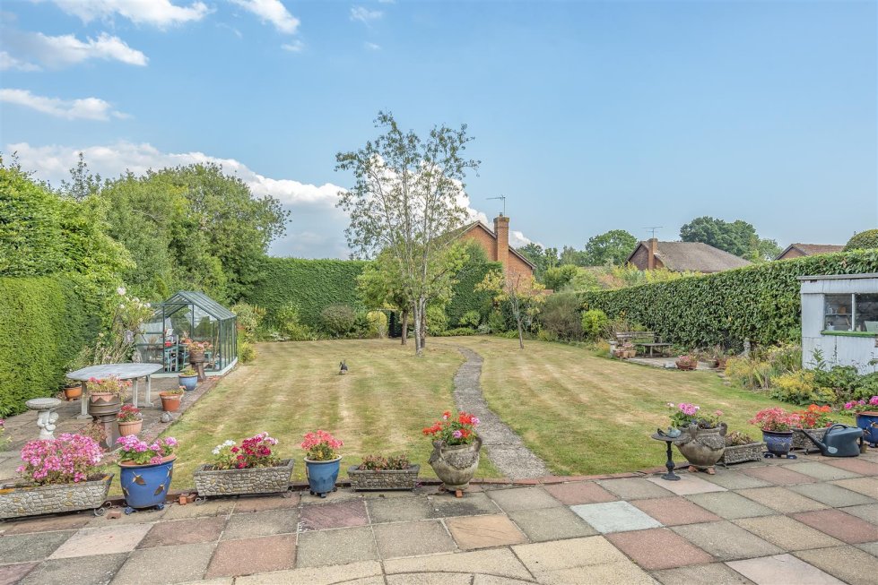3 bedroom property for sale in Forest Road, East Horsley Guide price