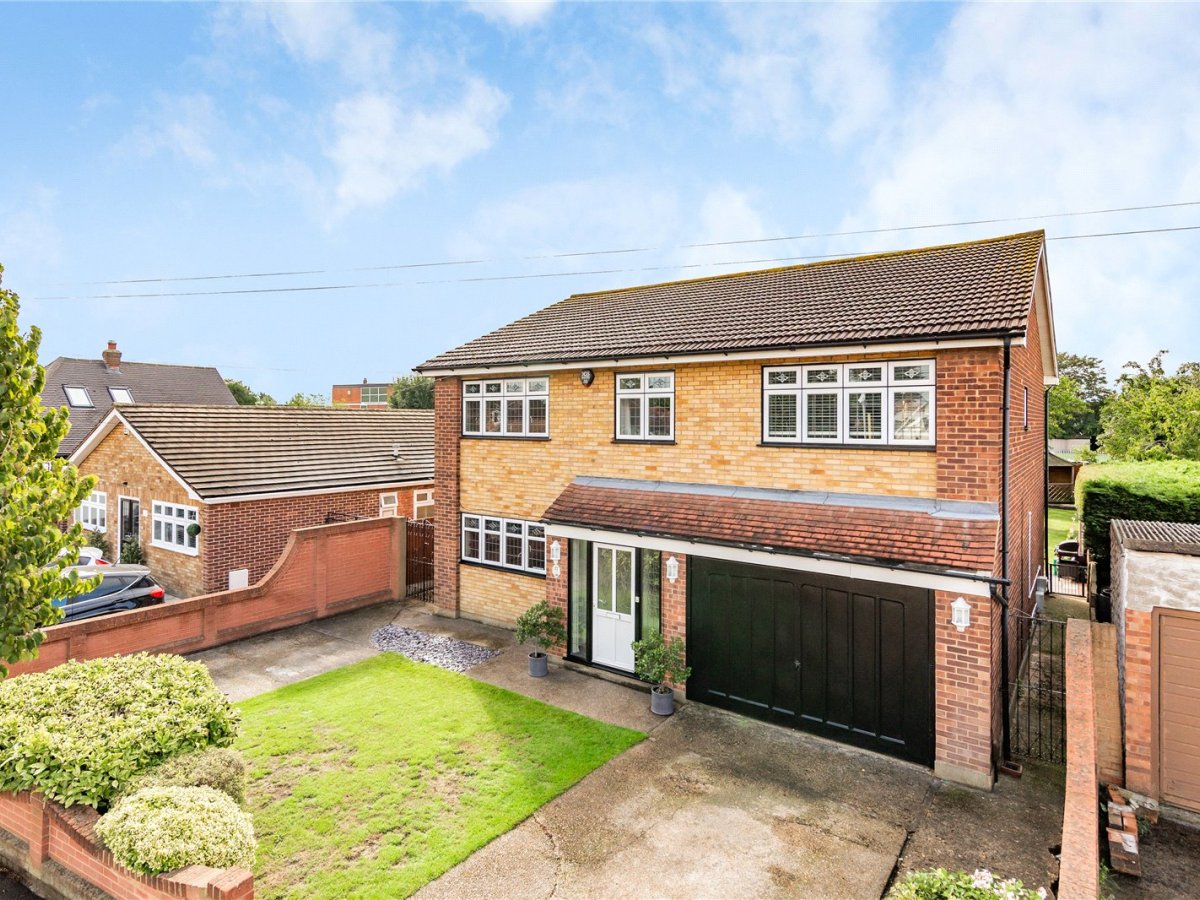 5 bedroom property for sale in Farm Road, Rainham, RM13 £650,000