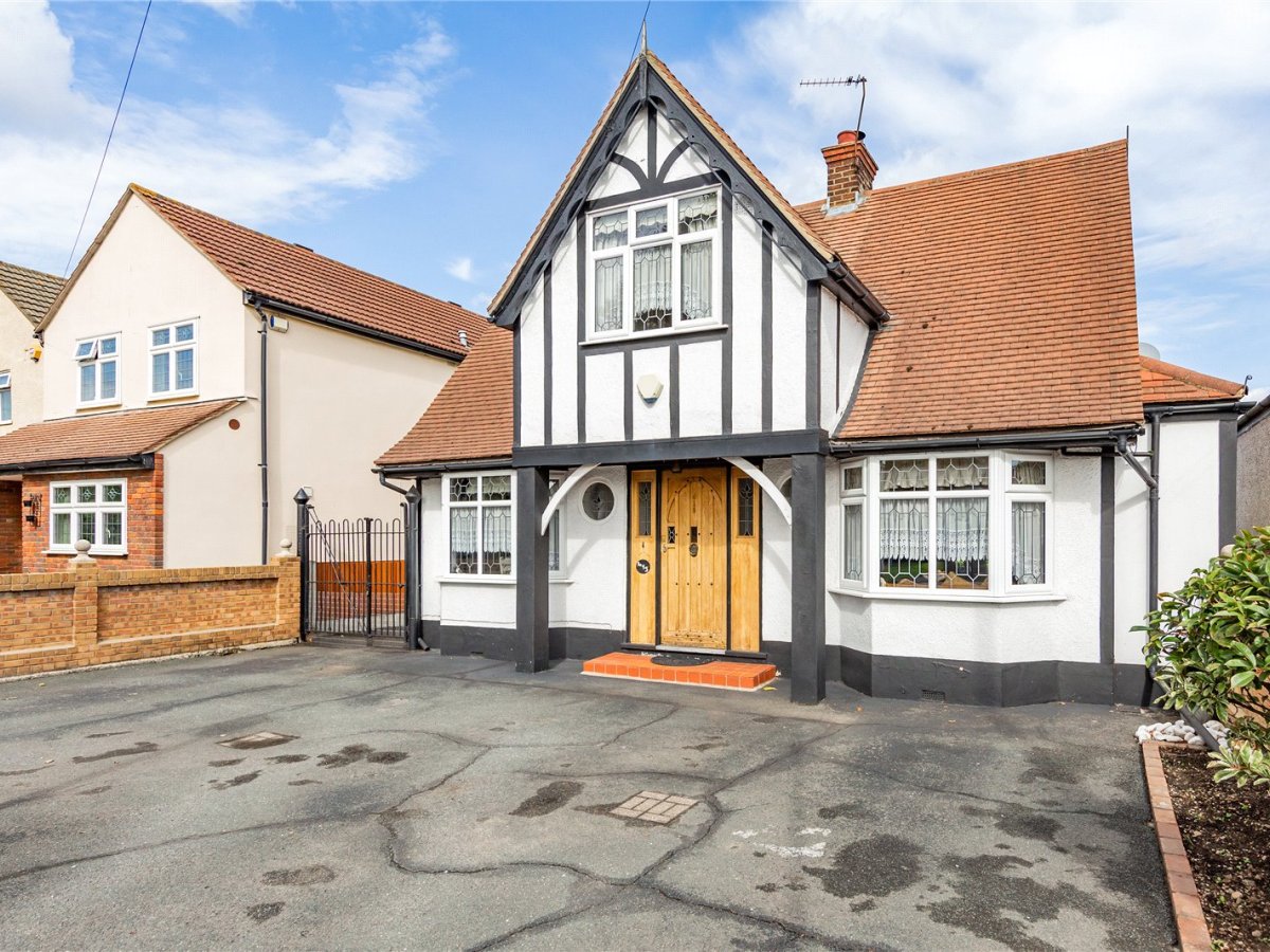 4 bedroom property for sale in Upminster Road North, Rainham, RM13 Offers in excess of £