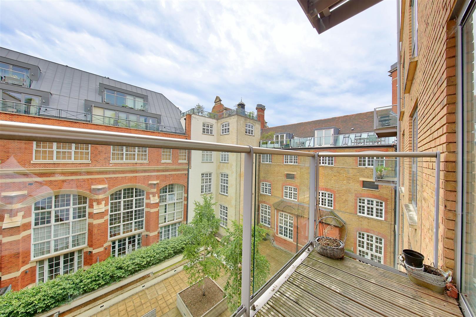 1 bedroom property for sale in Lurline Gardens, Battersea, London