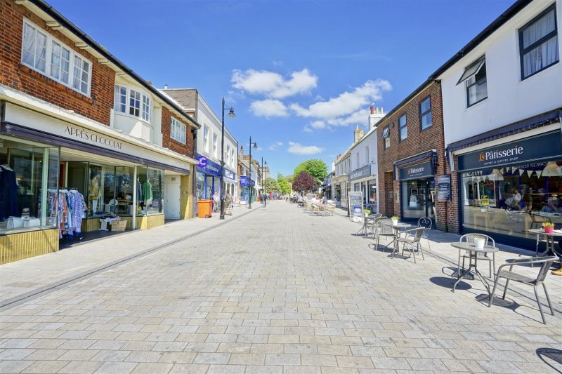 2 bedroom property for sale in New Road, ShorehamBySea £300,000