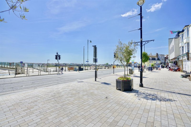 2 bedroom property for sale in New Road, ShorehamBySea £300,000