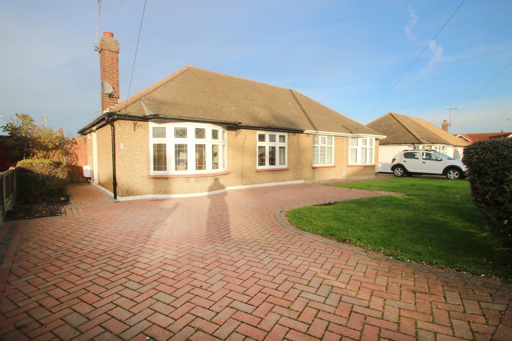 2 bedroom property for sale in Cornhill Avenue, Hockley £300,000