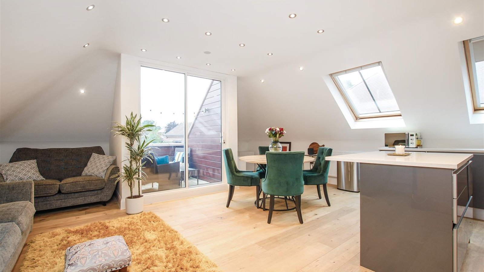 2 bedroom property for sale in Swakeleys Road, Ickenham, Uxbridge £530,000