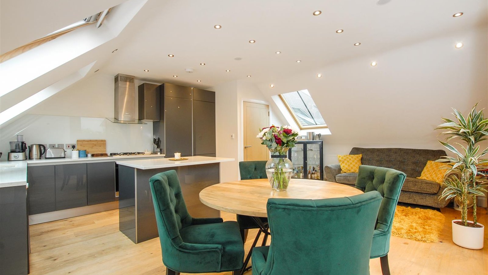 2 bedroom property for sale in Swakeleys Road, Ickenham, Uxbridge £530,000