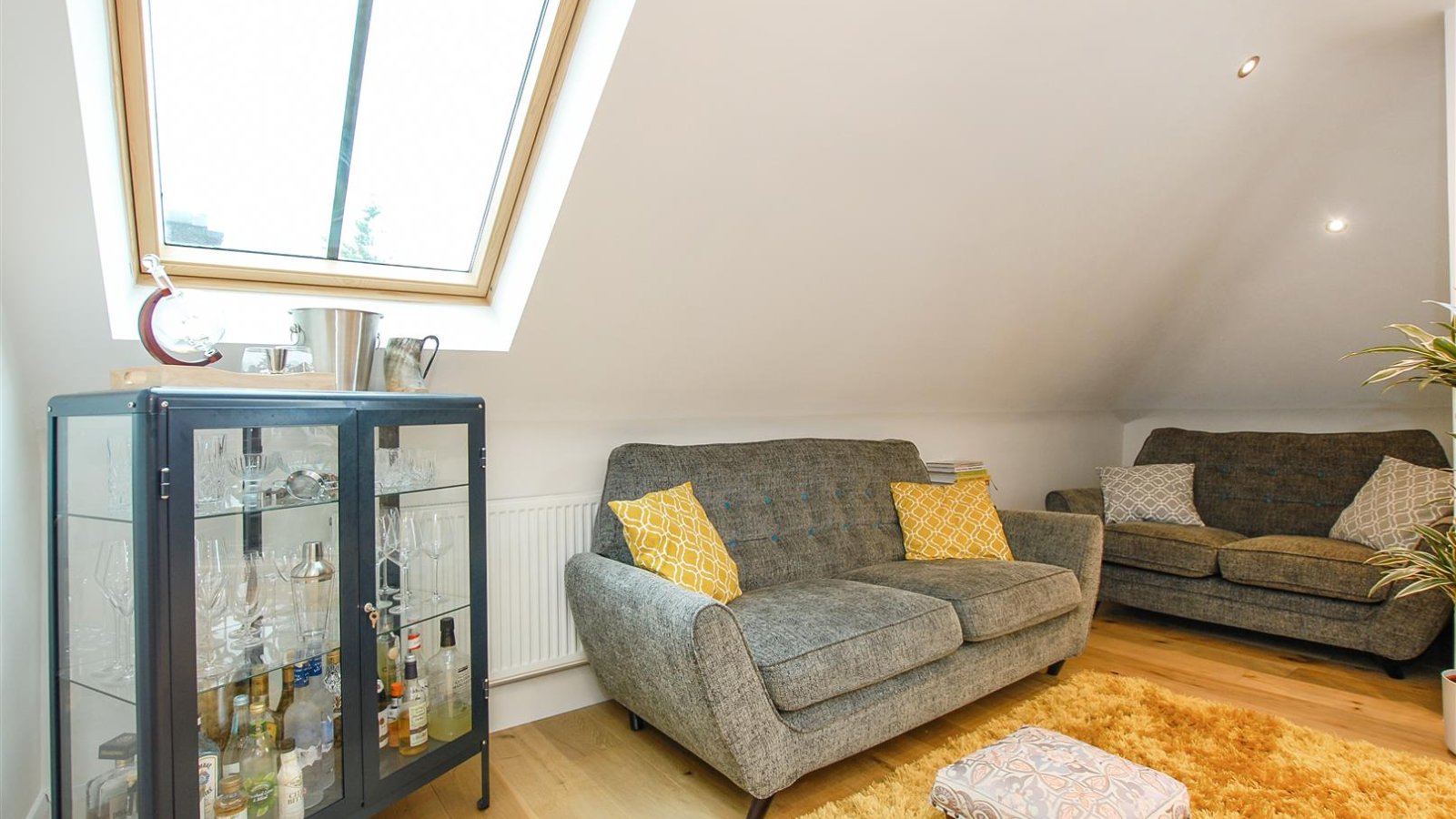 2 bedroom property for sale in Swakeleys Road, Ickenham, Uxbridge £