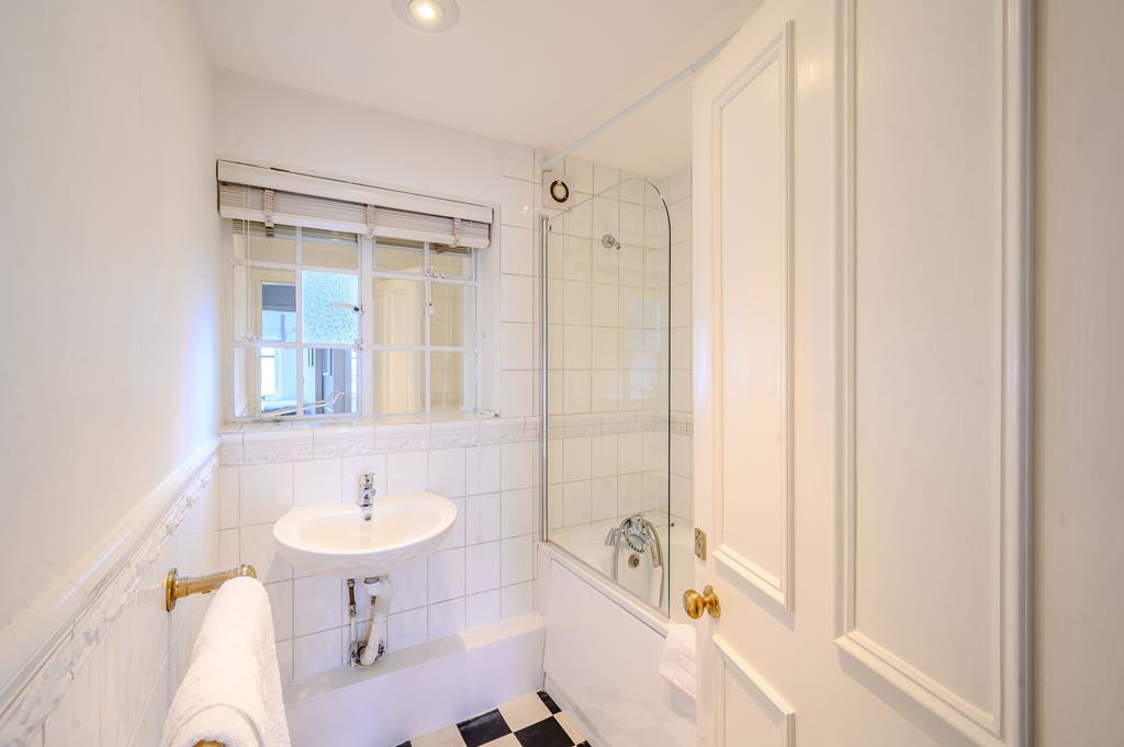 Two  Bedroom Apartment  To Let   Fulham Road SW3 Image 7