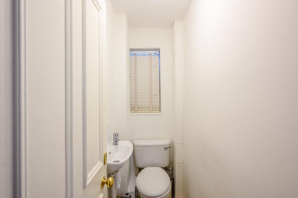 Two  Bedroom Apartment  To Let   Fulham Road SW3 Image 8