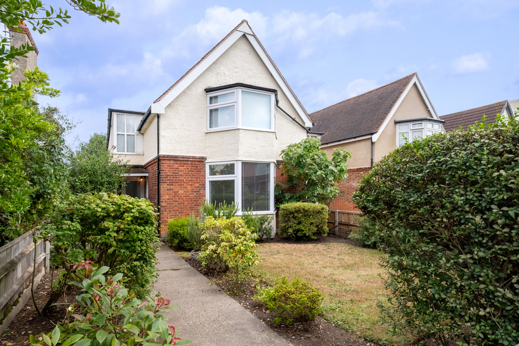 4 bedroom property for sale in Avondale Road, GorlestonOnSea £395,000