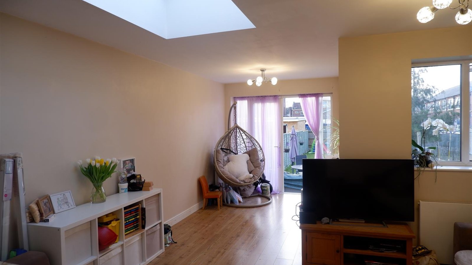 3 bedroom property for sale in Snowden Avenue, Hillingdon £415,000