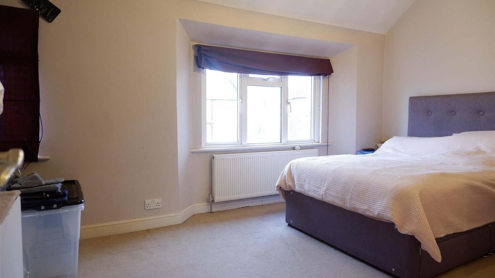 3 bedroom property for sale in Snowden Avenue, Hillingdon £415,000