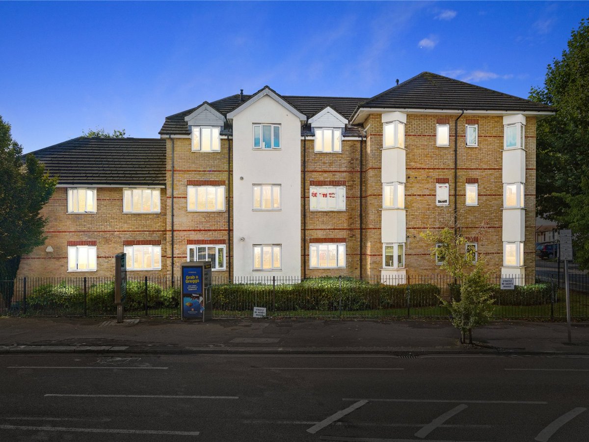2 bedroom property for sale in Oriel House, 121135 London Road, Romford, RM7 Guide price £