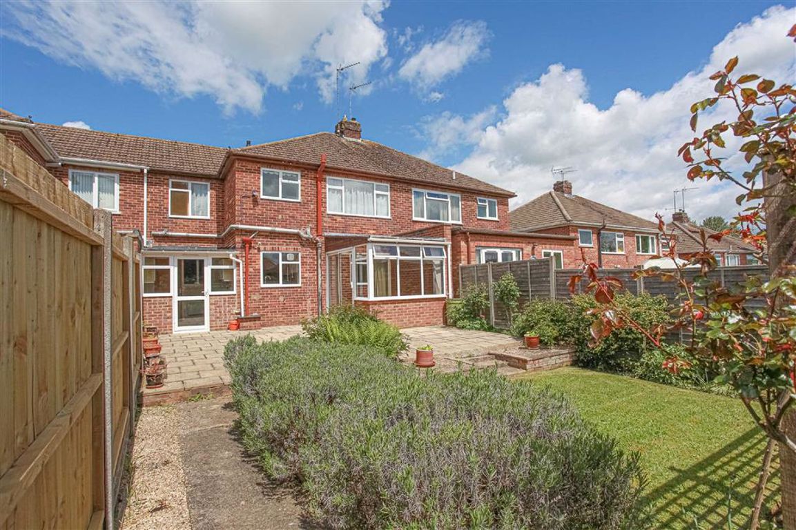 4 bedroom property for sale in Hillview Crescent, Banbury £300,000