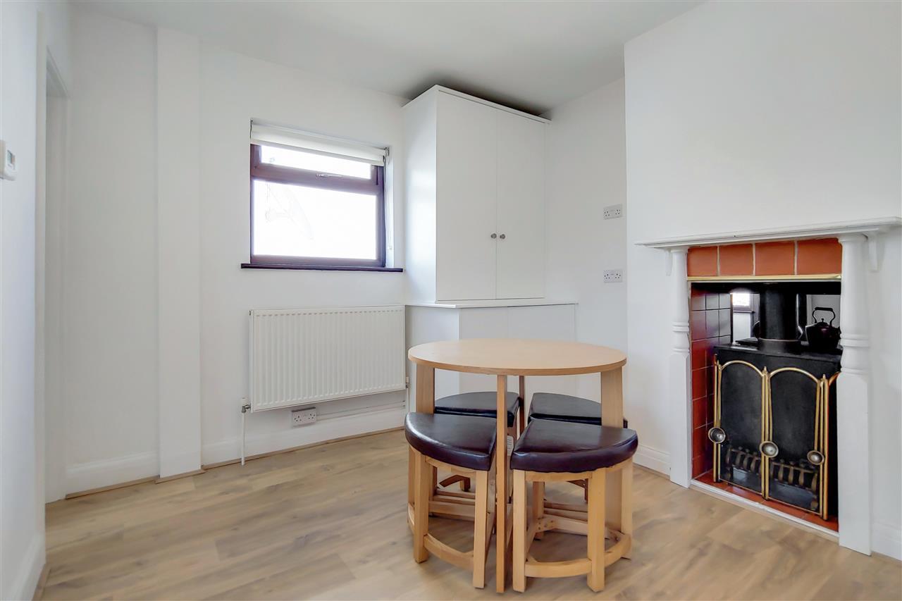 2 bedroom property to let in Elm Park Avenue, Hornchurch, Essex £