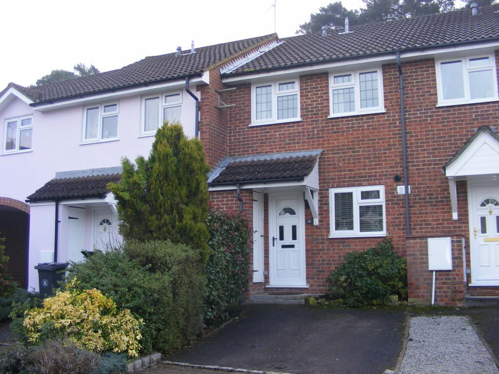 2 bedroom property to let in Albert Road, Bagshot £1200 pcm
