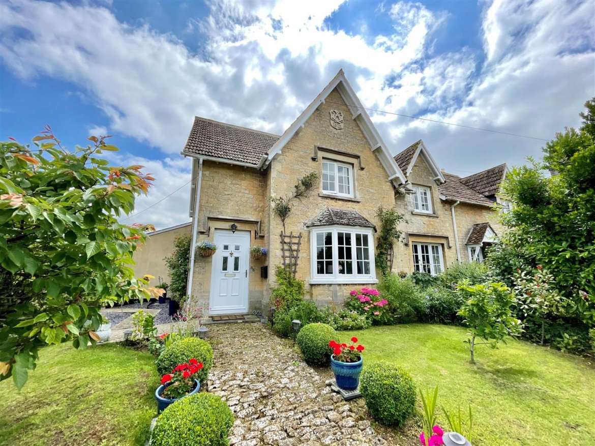 2 bedroom property for sale in Bremhill, Calne £500,000