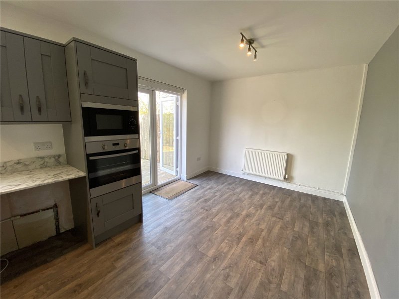 3 bedroom property to let in Coombs Drive, Milford Haven, Sir Benfro