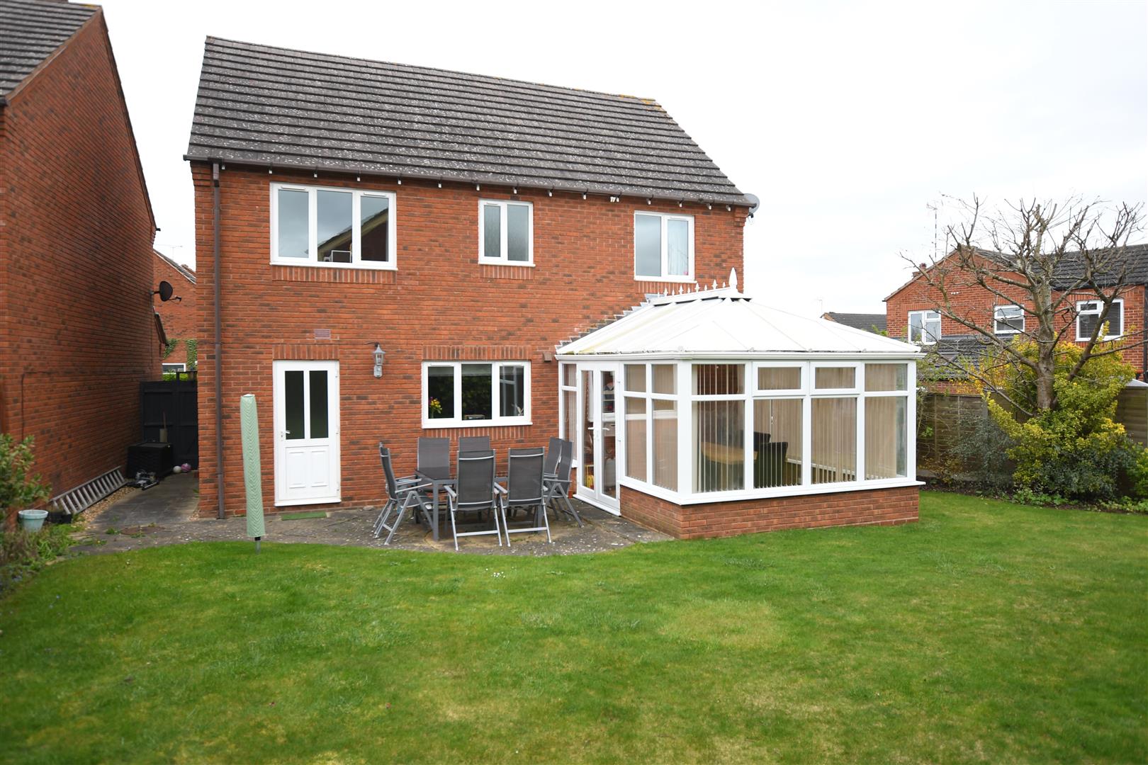 4 bedroom property for sale in Erica Drive, Whitnash, Leamington Spa