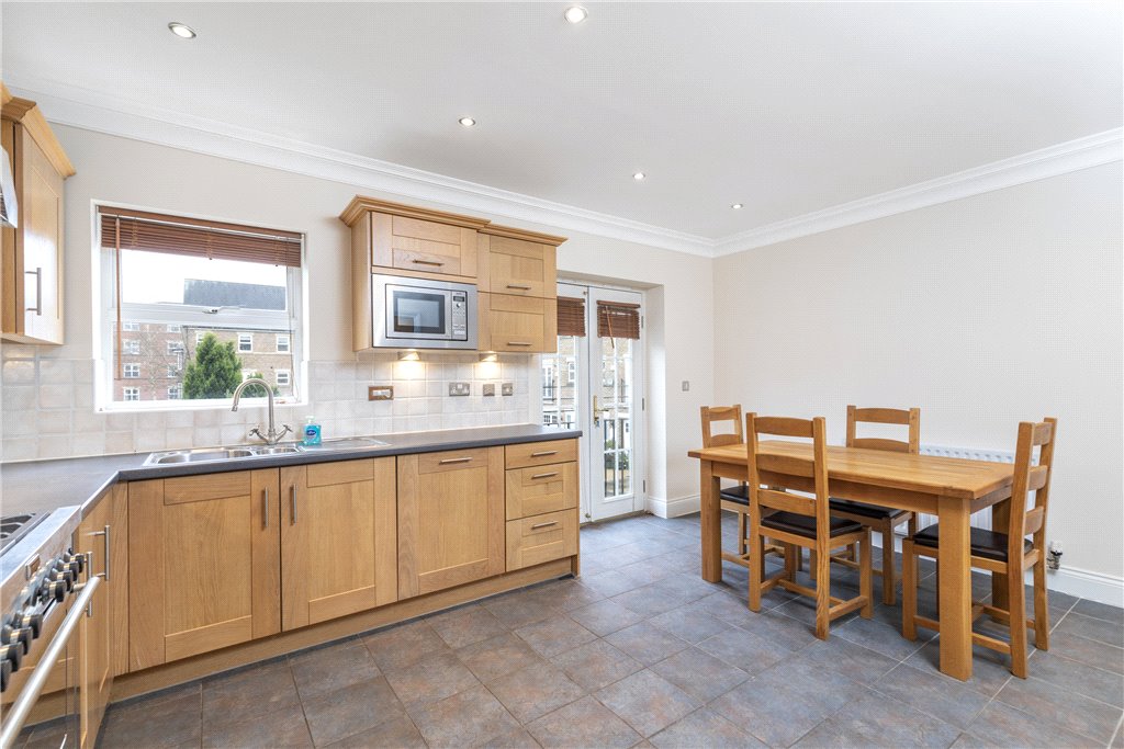 3 bedroom property for sale in Carisbrooke Road, Leeds, West Yorkshire