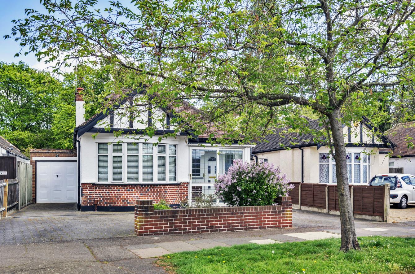 3 bedroom property for sale in Derwent Avenue, Ickenham, £850,000