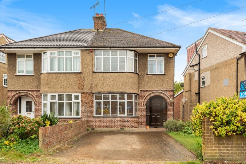 3 bedroom property for sale in Cotswold Close, Uxbridge £535,000