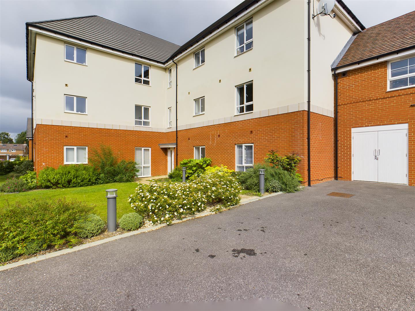 1 bedroom property for sale in Bedivere Road, Ifield, Crawley £239,950