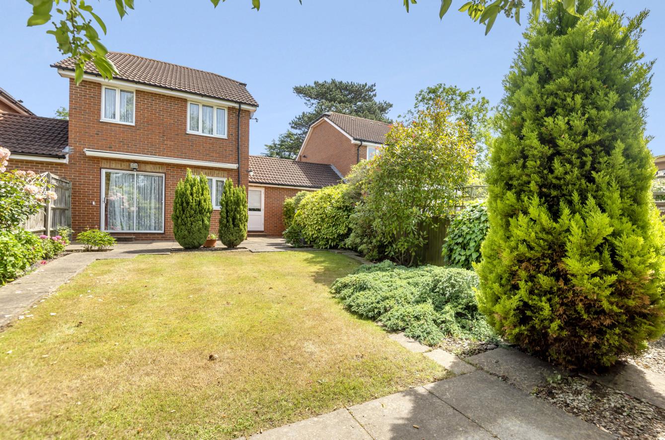 3 bedroom property for sale in Ivybridge Close, Uxbridge £625,000