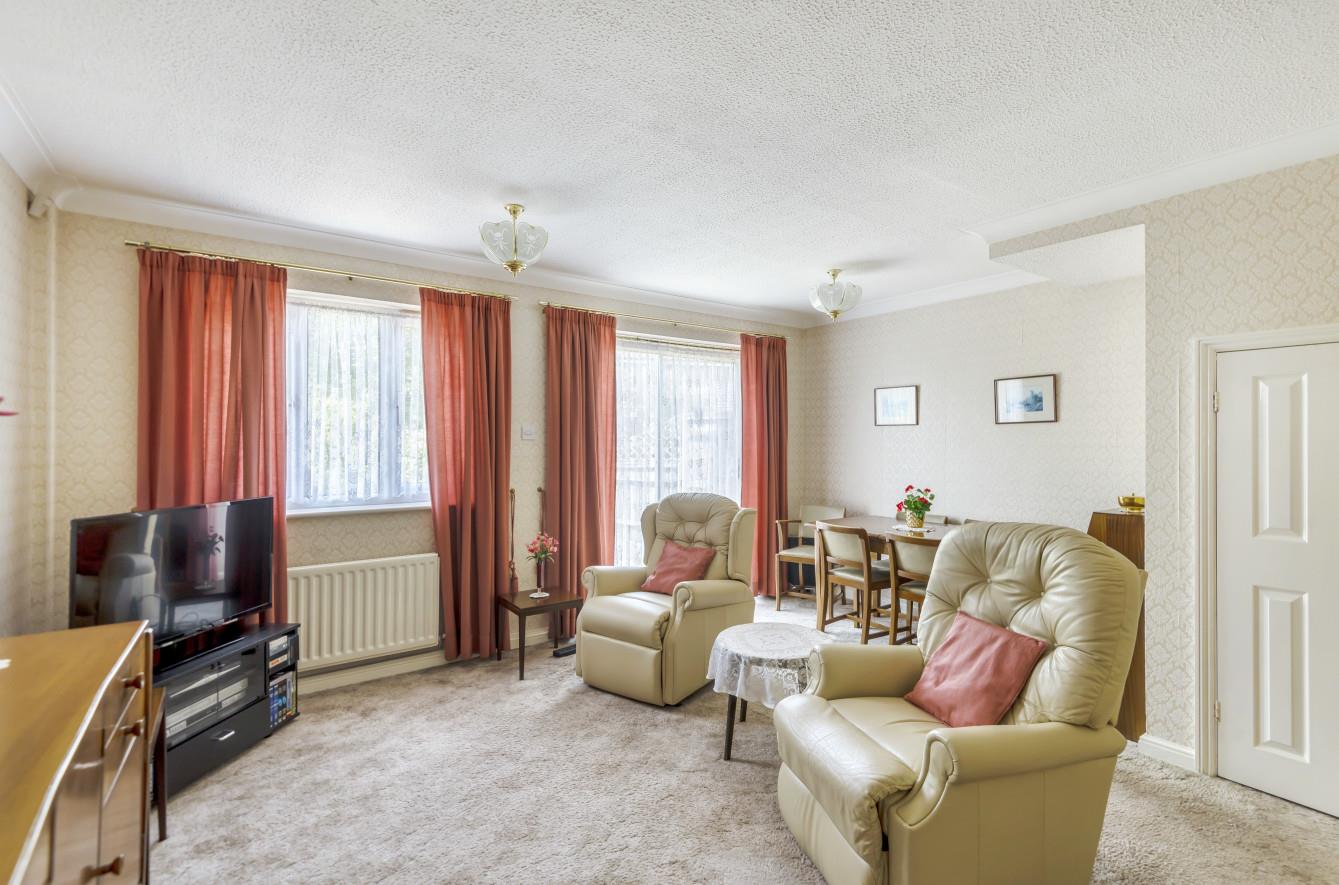 3 bedroom property for sale in Ivybridge Close, Uxbridge £625,000