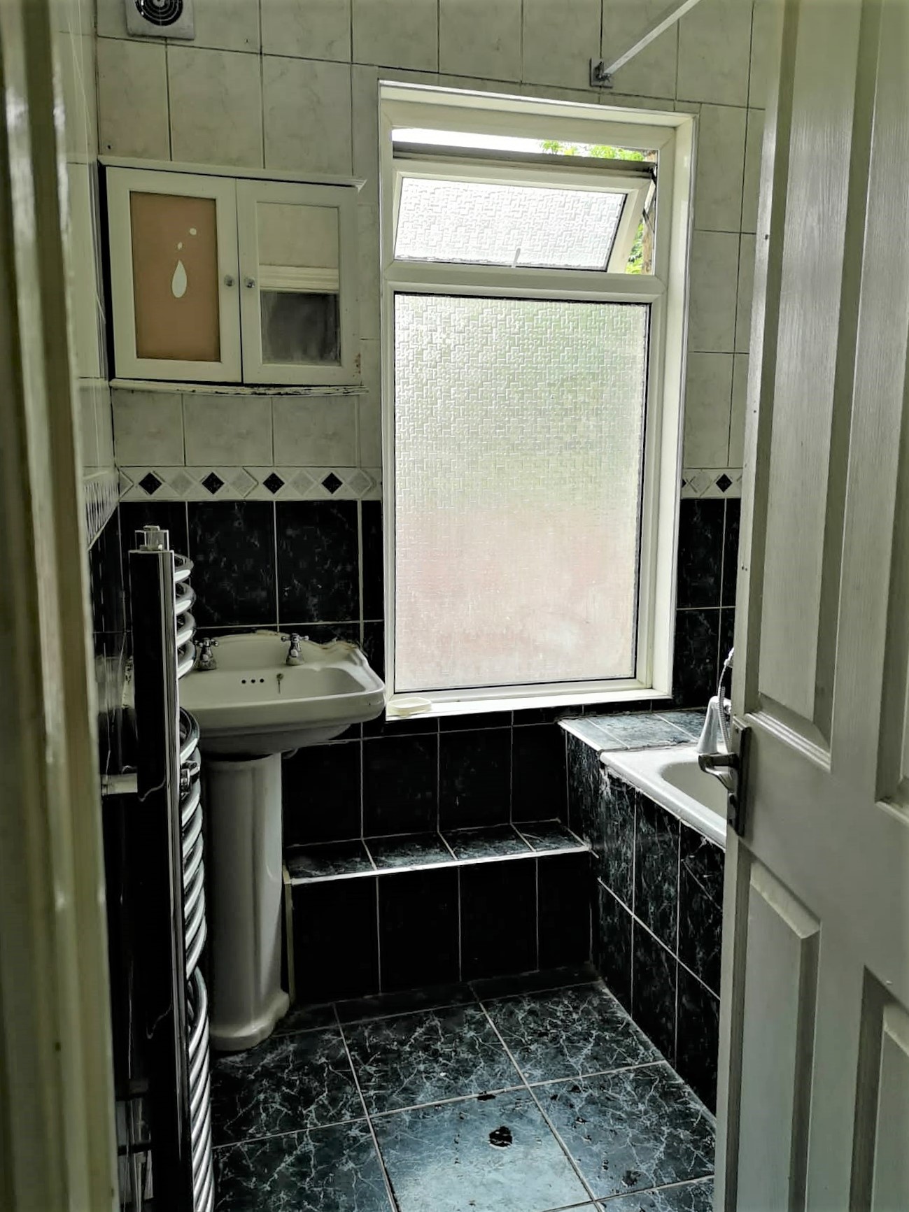 Four Bedroom Maisonette  To Let  West Hendon Broadway  NW9 7AA Image 3
