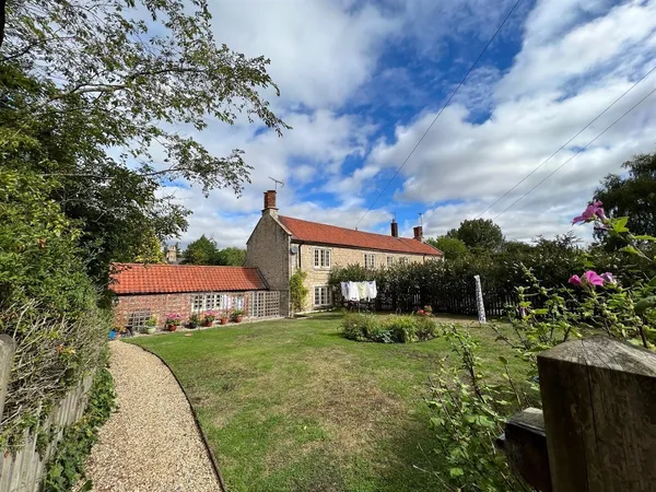 THE ROW, LITTLE PONTON, GRANTHAM