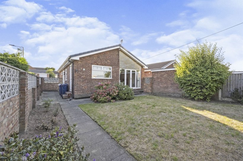 The Avenue, Bessacarr, Doncaster 3 bedroom detached bungalow