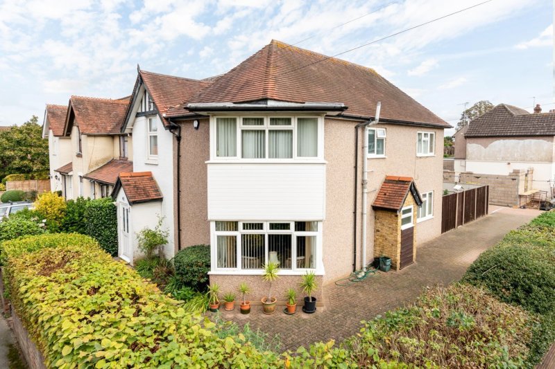 6 bedroom property for sale in Churchfield Road, WaltononThames, KT12