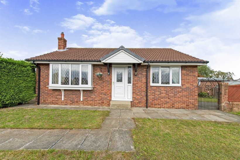 Farm Gardens, Streethouse, Pontefract 2 bedroom detached bungalow
