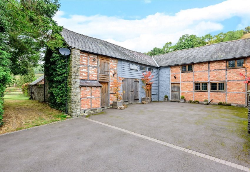 5 bedroom property for sale in Church Road, NewcastleOnClun, Craven