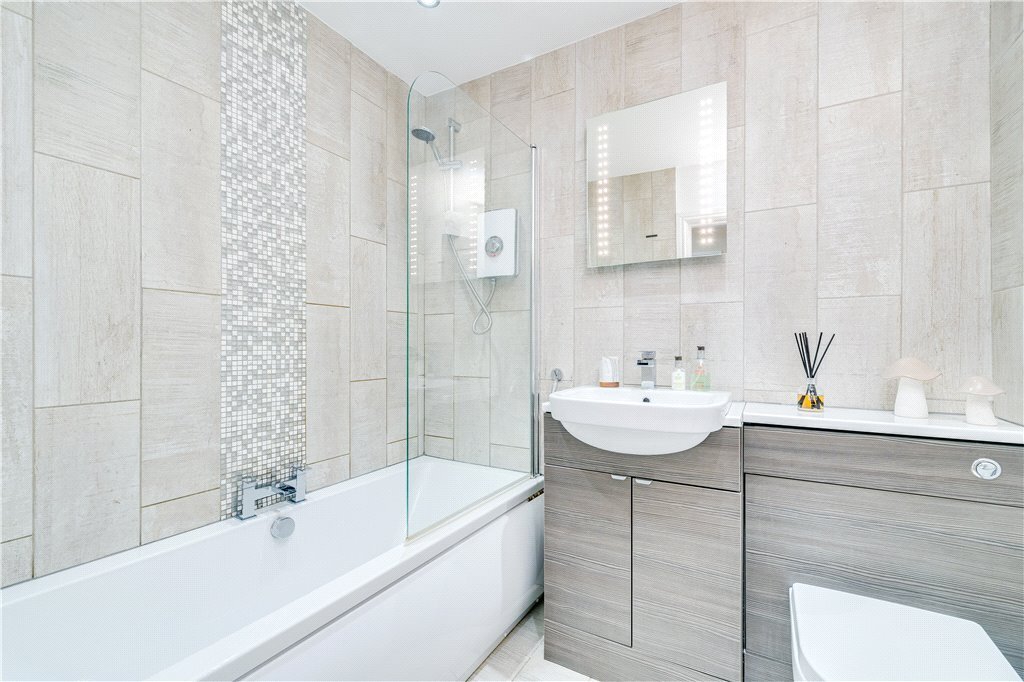 2 bedroom property for sale in Hollin Lane, Leeds, West Yorkshire, LS16