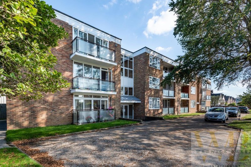 2 bedroom property for sale in Ravens Road, ShorehamBySea £260,000