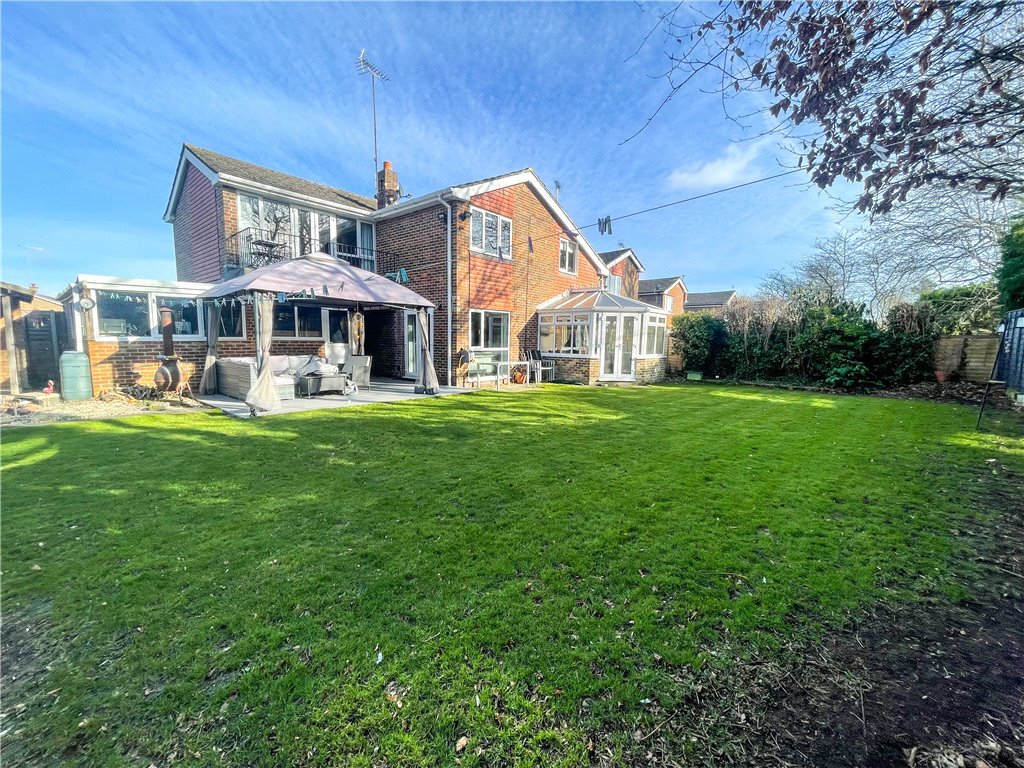 5 bedroom property for sale in Village Way, Yateley, GU46 £725,000