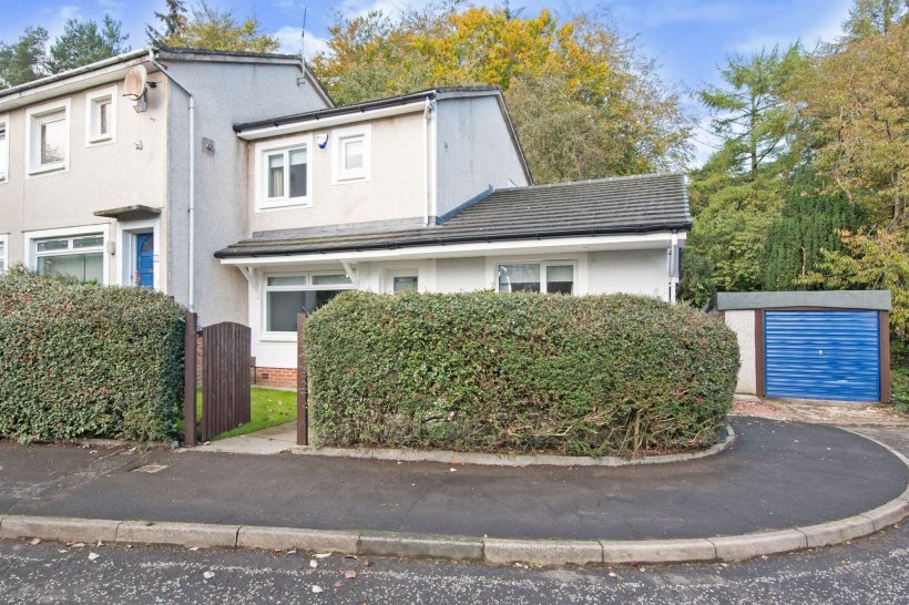 Groveburn Avenue, Giffnock, Glasgow 3 bedroom end of terrace house