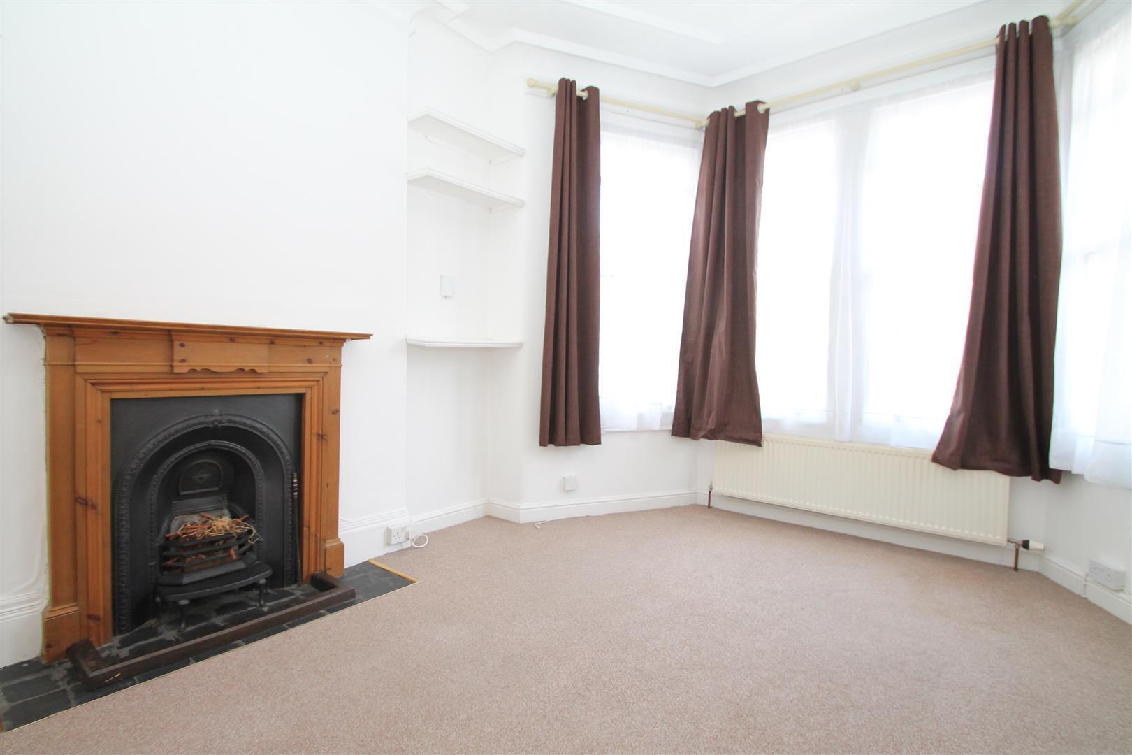 2 bedroom property to let in Osborne Road, Palmers Green, London N13