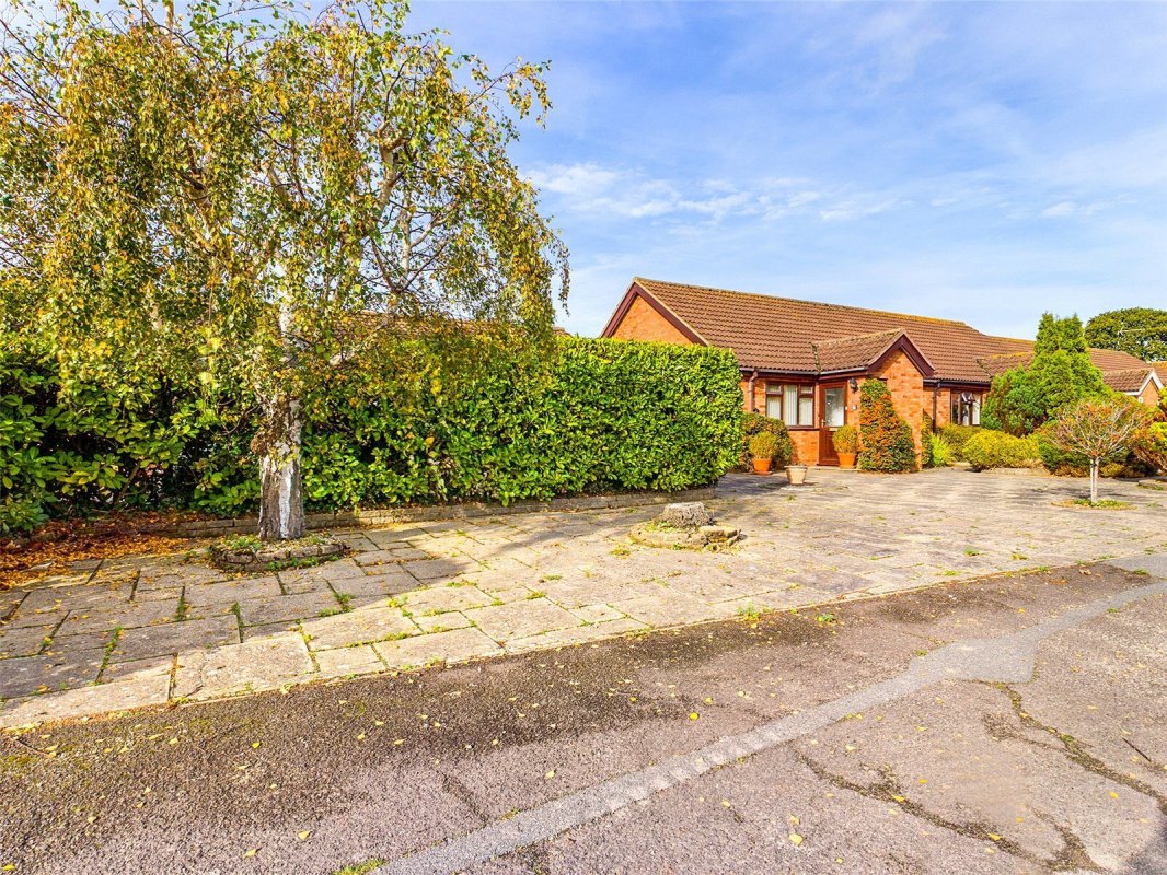 2 bedroom property for sale in Saffron Drive, Highcliffe, Christchurch