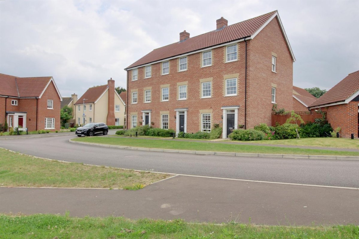 4 bedroom property for sale in Moffett Road Swanton Morley Price Guide £300,000