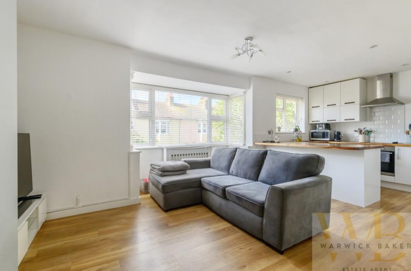 2 bedroom property for sale in Queens Place, ShorehamBySea £249,950