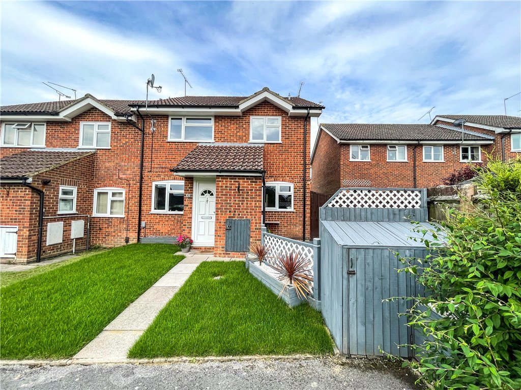 2 bedroom property for sale in Ryves Avenue, Yateley, GU46 £295,000