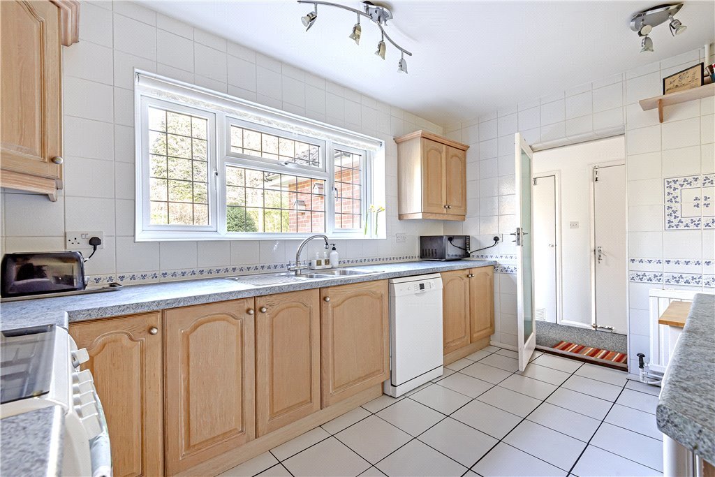 5 bedroom property for sale in Lime Avenue, Camberley, Surrey, GU15 £